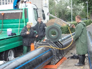 Wciąganie rury osłonowej HDPE Ø630, ul. Targowa w Warszawie